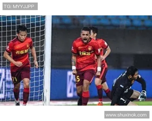 足球明星在新闻发布会上突发咳嗽引发媒体关注健康状况与比赛表现的讨论